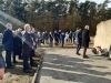 Złożenie wiązanek pod tablicą